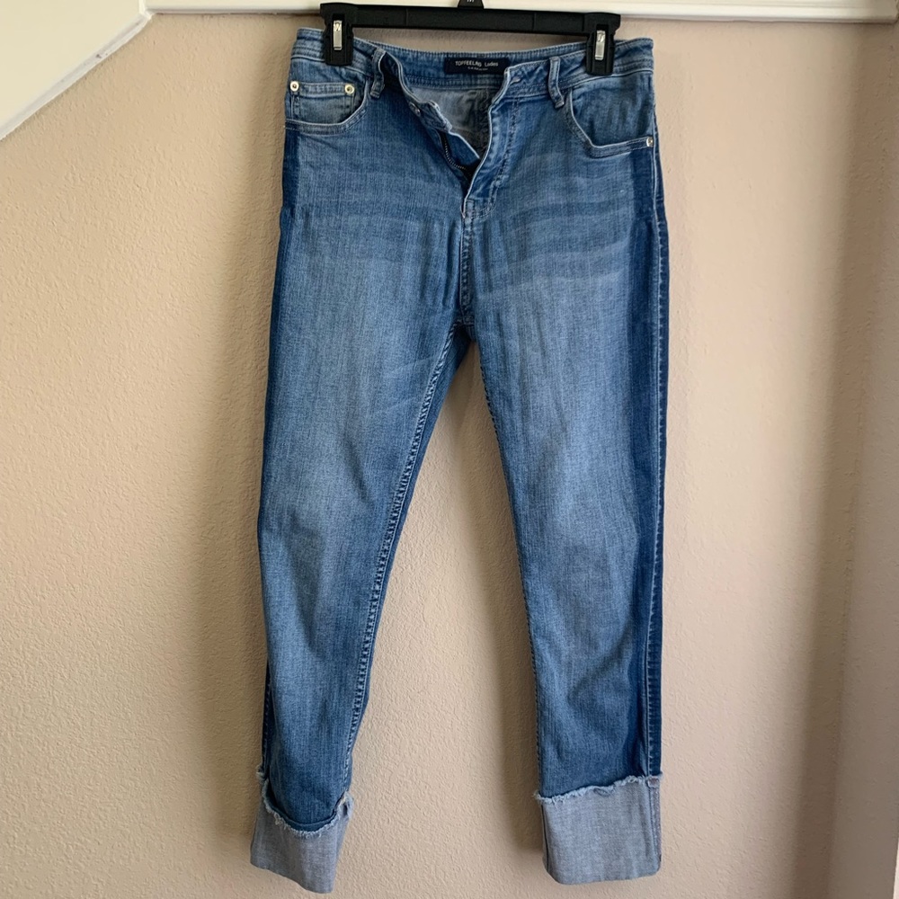 Topfeeling skinny denim pants with stripes on the side.